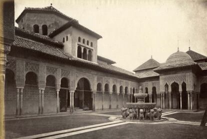 Vista del patio en el siglo XIX en una imagen de J. Laurent.