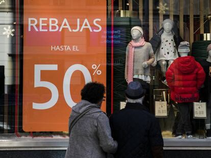 Carteles de rebajas en una de las tiendas de textil del centro de Madrid.