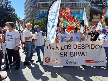 Concentración en la Plaza Isabel la Católica de Granada de trabajadores de BBVA con el ERE planteado.