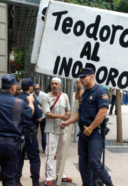 La policía desaloja a un grupo de manifestantes a la puerta de la Embajada.