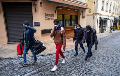 Un grupo de migrantes africanos transita este martes por las calles de Irun (Gipuzkoa).