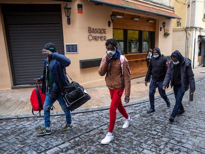 Un grupo de migrantes africanos transita este martes por las calles de Irun (Gipuzkoa).