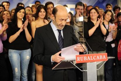 Rubalcaba comparece tras conocerse el resultado de las elecciones.
