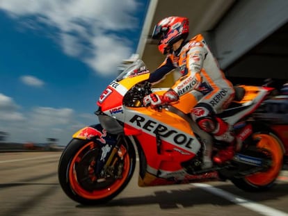 Marc Márquez sale del box en busca de la pole position.