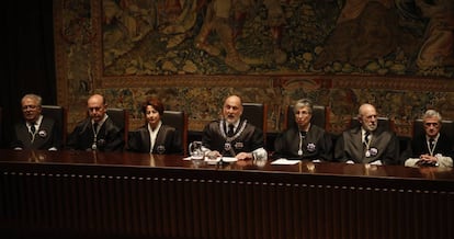 El expresidente del Tribunal Constitucional, Francisco Pérez de los Cobos, en el centro, en una foto de archivo.