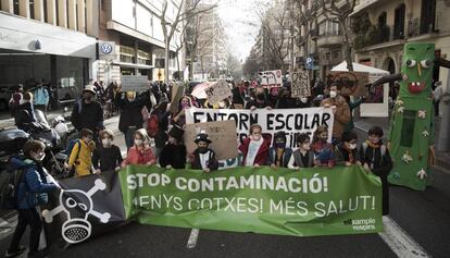 Manifestació contra la contaminació als entorns escolars.