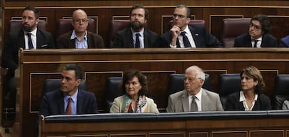 Desde la izquierda de abajo a arriba: Pedro Sánchez, Carmen Calvo, Josep Borrell y Dolores Delgado. En la parte superior, Santiago Abascal, José Zaragoza (PSC), Iván Espinosa de los Monteros, Javier Ortega Smith y José María Figaredo Álvarez-Sala.