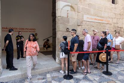 Un grupo de personas espera en la entrada del Museo Piccaso, en Málaga, que se les permita el acceso. 