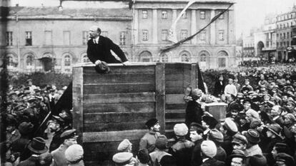 Lenin y Trotski durante la celebraci&oacute;n de un m&iacute;tin el 5 de mayo de 1920. 
 
 