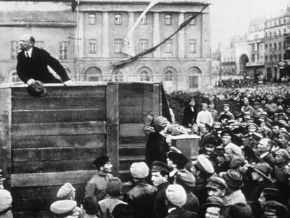 Lenin y Trotski durante la celebración de un mítin el 5 de mayo de 1920.