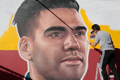 Un artista pinta un mural de 'El Tigre' al exterior del estadio Nemesio Camacho, el 2 de julio en Bogotá.