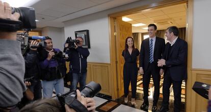 Pedro Sánchez, el presidente canario, Fernando Clavijo, y la vicepresidenta, Patricia Hernández.