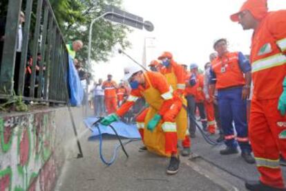 Doria passa tinta cinza em mureta da 23 de Maio.