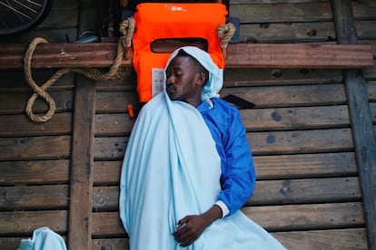 Un migrante duerme durante el trayecto al puerto de San Roque, el 5 de agosto.