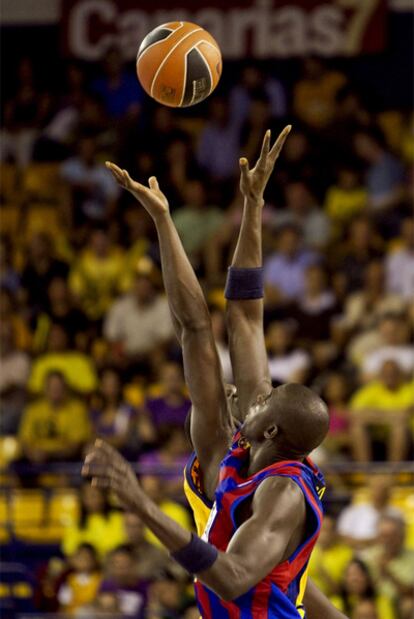 Boniface Ndong, del Regal Barcelona, lucha con Sitapha Savane, del Gran Canaria.