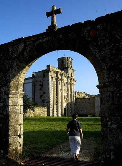 La original fachada barroca del monasterio de Monfero, en el parque natural de As Fragas do Eume.