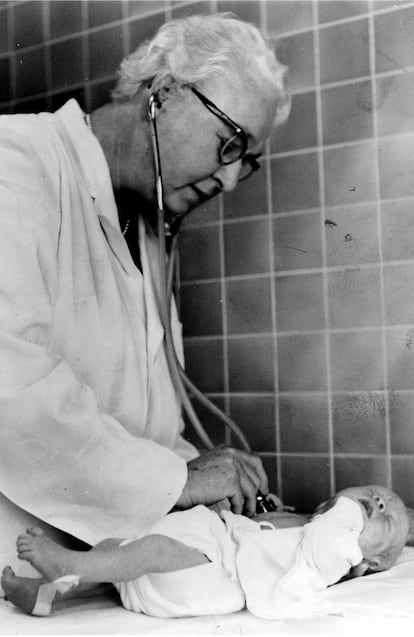 Test de Apgar, por Virgina Apgar

Gracias a la invención de esta prueba que se practica a los recién nacidos, esta doctora logró reducir considerablemente la mortalidad infantil. Además fue la primera mujer en ser titular de una clase en la Universidad de Columbia.