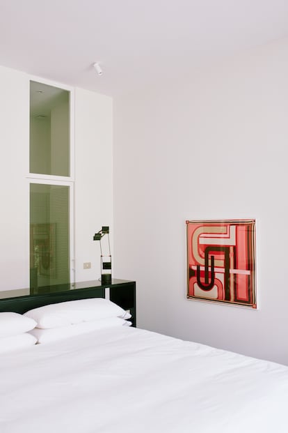 La cama, con cabecero diseño de Francesc Pons y una lámpara Tizio. En la pared, un pañuelo 'vintage' de Pucci enmarcado.