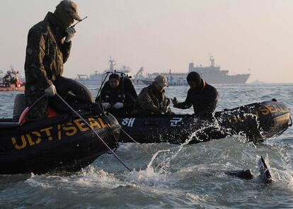 Búsqueda de los pasajeros desparecidos del barco surcoreano 'Sewol'. Imagen proporcionada por la Armada de Corea del Sur realizada el 22 de abril de 2014.