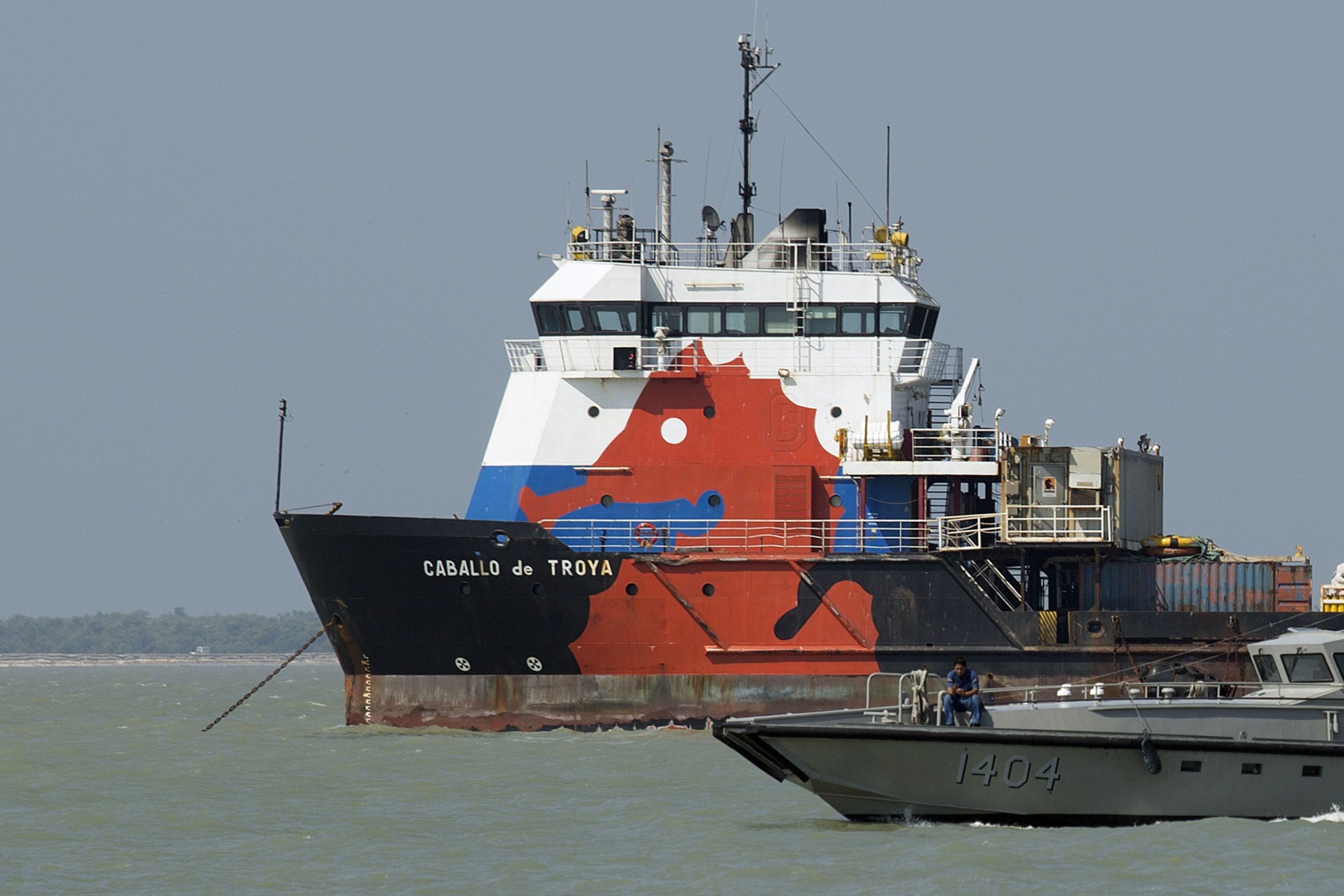 Un barco de la Armada Mexicana asegura  al buque 'Caballo de Troya' de Oceanografia SA anclado en alta mar en Ciudad del Carmen, México, el 28 de marzo de 2014. 