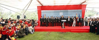 José Luis Rodríguez Zapatero felicita a la selección frente a un grupo de niños con camisetas de España en La Moncloa.