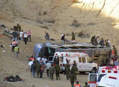 Los equipos de rescate auxilian a los turistas accidentados en el lecho seco de un río