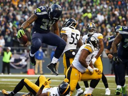 Thomas Rawls (34) celebra un touchown para los Seahawks de Seattle. 