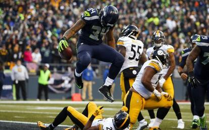 Thomas Rawls (34) celebra un touchown para los Seahawks de Seattle.