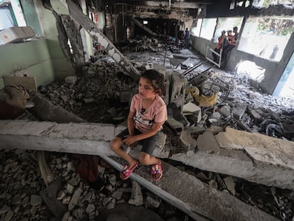 Ward Jalal al Shiek Jalil entre los escombros del colegio donde vivía, ayer en Gaza.