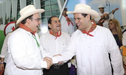 Miguel Alonso Reyes, a la derecha, saluda a Javier Duarte en un evento de 2015.