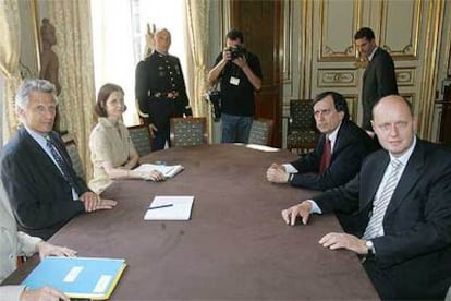 El primer ministro francés, Villepin (izquierda), recibe al secretario general del Frente Nacional, Carl Lang.