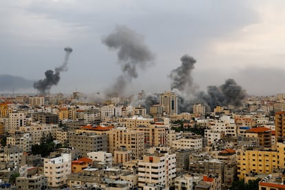 Nubes de humo marcan el impacto de bombardeos israelíes, este lunes en Gaza.