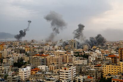 Nubes de humo marcan el impacto de bombardeos israelíes, este lunes en Ciudad de Gaza.