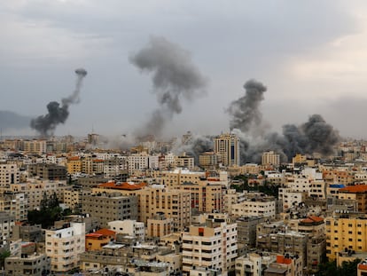 Nubes de humo marcan el impacto de bombardeos israelíes, este lunes en Gaza.