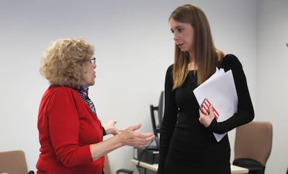 La alcaldesa de Madrid, Manuela Carmena, y la concejal Mar Espinar durante la Comisión de Cultura del Ayuntamiento de Madrid.