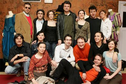 Ernesto Caballero, en el centro, junto a su compañía de actores, durante la presentación de 'Sainetes'.