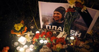 Flores y velas en la calles de la ciudad de Varna , el pasado 4 de marzo, en homenaje a Plamen Goranova, símbolo de las protestas en Bulgaria.