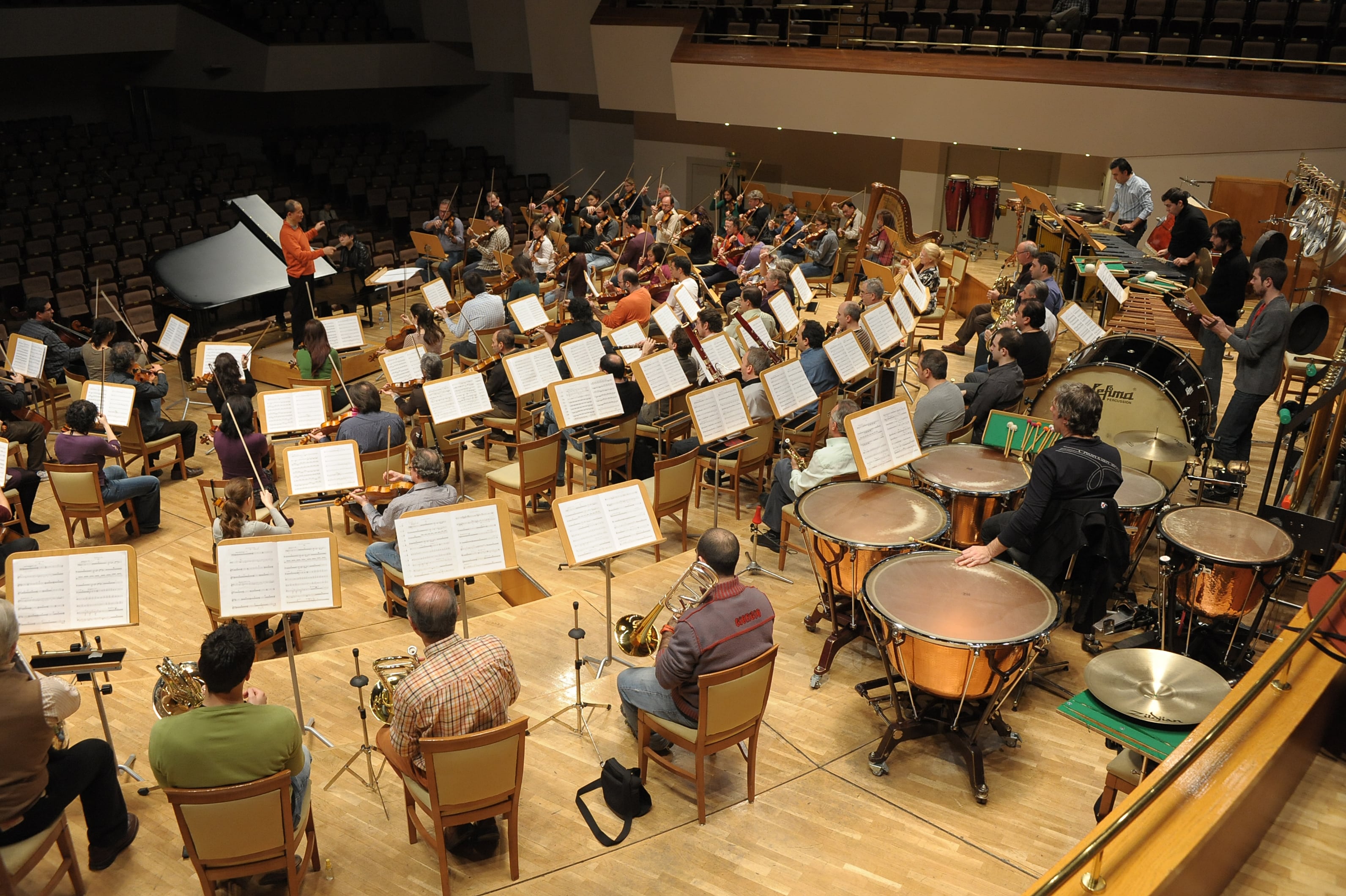 El director y compositor chino Tan Dun y la Orquesta y Coro Nacionales de España.