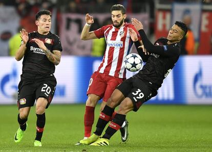 Yannick Carrasco (c), Charles Aranguiz (i) y Benjamin Henrichs (d) durante el partido de Champions.