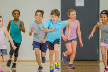 Cuando un niño o adolescente corre, obtiene múltiples beneficios para su salud. A nivel cardiovascular, por ejemplo, disminuye los valores de presión arterial.