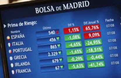 La pantalla de la Bolsa de Madrid refleja la evolución de la prima de riesgo el pasado martes que alcanzaba los 540 puntos básicos.