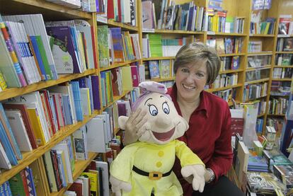 Pilar Gallego, en la Librería Pedagógica, de Madrid, de la que es propietaria, con el Mudito de Blancanieves.
gorka lejarcegi
