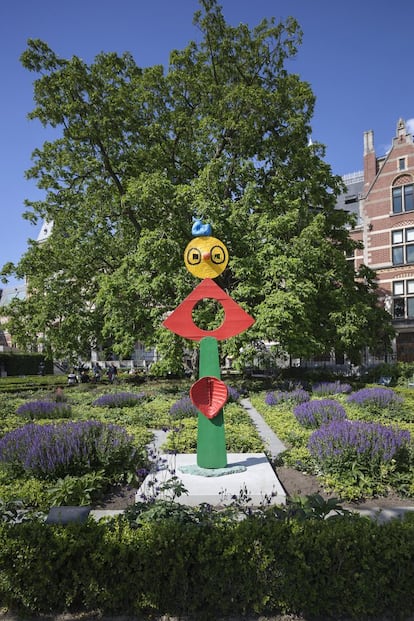 'La caresse D'un Oiseau' es otra de las piezas de esta exposición en los jardines del Rijksmuseum.