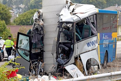 Estado en el que ha quedado un autobús tras colisionar contra un pilar de cemento de un viaducto en obras en la carretera de circunvalación en Avilés, Asturias.