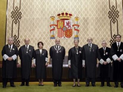 Acto de toma de posesi&oacute;n del presidente del Tribunal Constitucional, Francisco P&eacute;rez de los Cobos (en el centro, que posa junto al resto de magistrados 