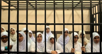 Las mujeres condenadas, hoy, en una corte de Alejandría.