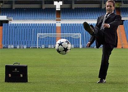 El ministro del Interior recuerda sus tiempos de jugador en el San Esteban leonés, "un equipo campeón", el martes en el Bernabéu.