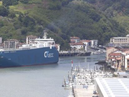 Un buque de gran tamaño accede al interior del puerto de Pasaia.