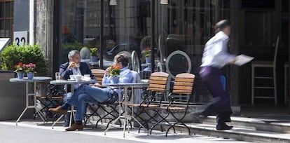 Un camarero atiende en una terraza.