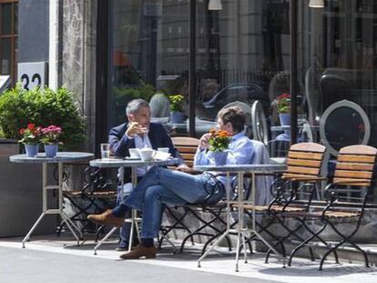 Un camarero atiende en una terraza.